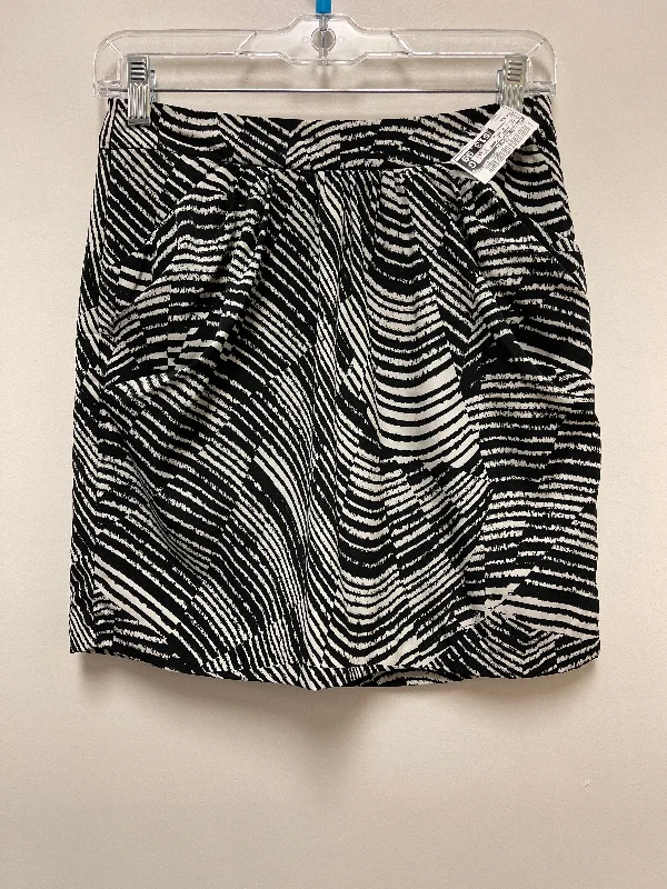 Black & Cream Skirt Mini & Short Banana Republic, Size Xs High-Waisted Skater Skirt